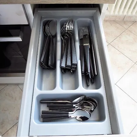 Lo Gnomo Sotto Al Glicine *