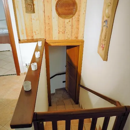 Lo Gnomo Sotto Al Glicine Châtillon