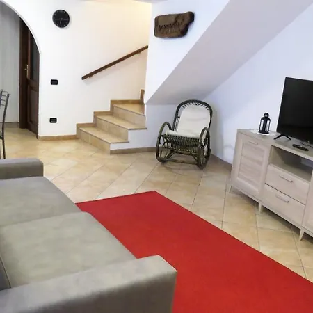 Lo Gnomo Sotto Al Glicine *