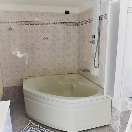 Lo Gnomo Sotto Al Glicine