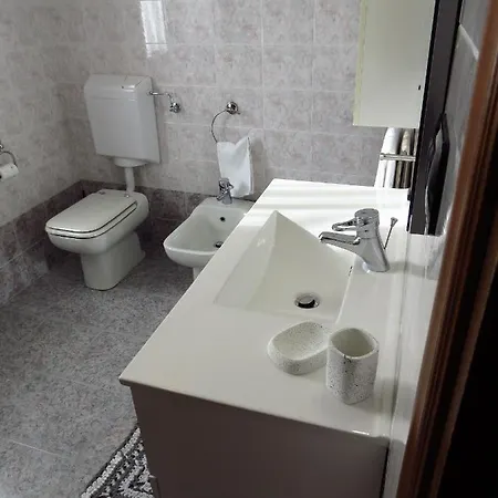 Lo Gnomo Sotto Al Glicine *