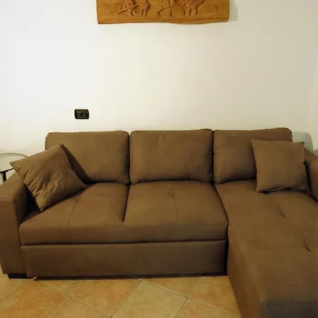 Lo Gnomo Sotto Al Glicine