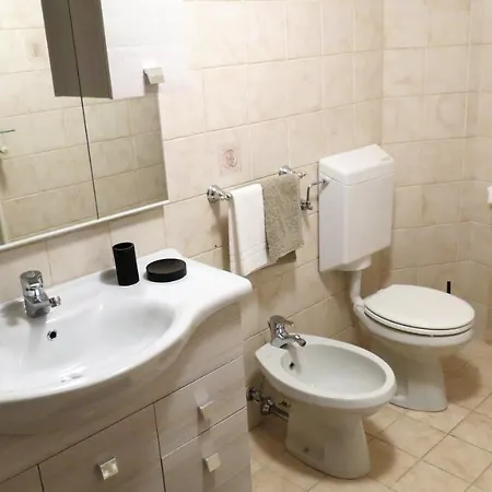 Lo Gnomo Sotto Al Glicine