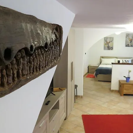 Lo Gnomo Sotto Al Glicine Châtillon