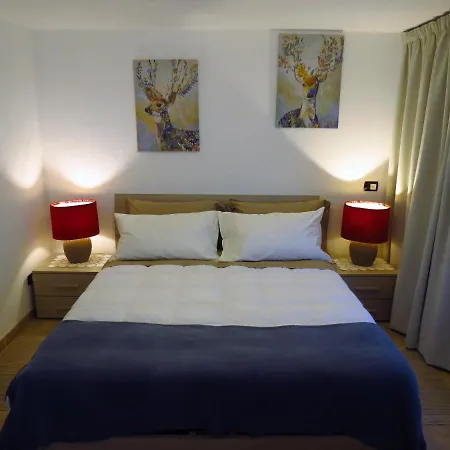 Lo Gnomo Sotto Al Glicine