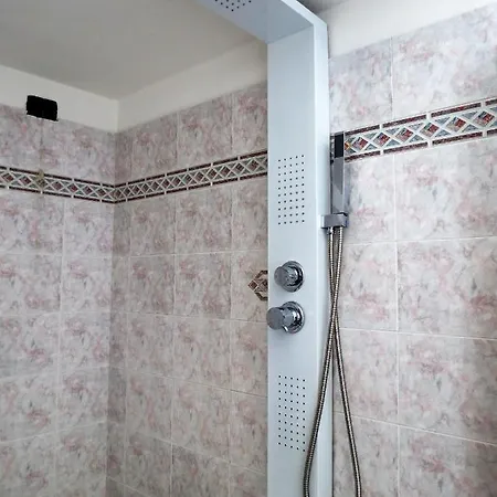 Lo Gnomo Sotto Al Glicine *